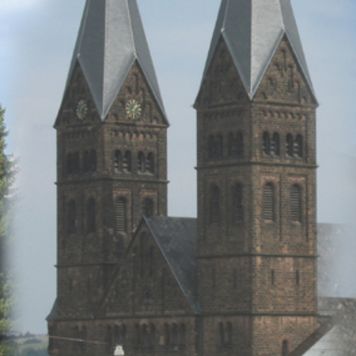 Man sieht Fotos von drei Kirchen in einer Collage nebeneinander
